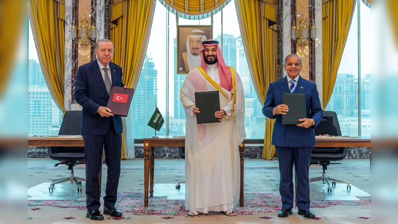 Der türkische Präsident Recep Tayyip Erdogan (l), der saudische Kronprinz Mohammed bin Salman (M) und Pakistans Ministerpräsident Shehbaz Sharif unterzeichneten den Verteidigungspakt in Mekka. (Foto: -/Saudi Press Agency/AP/dpa)