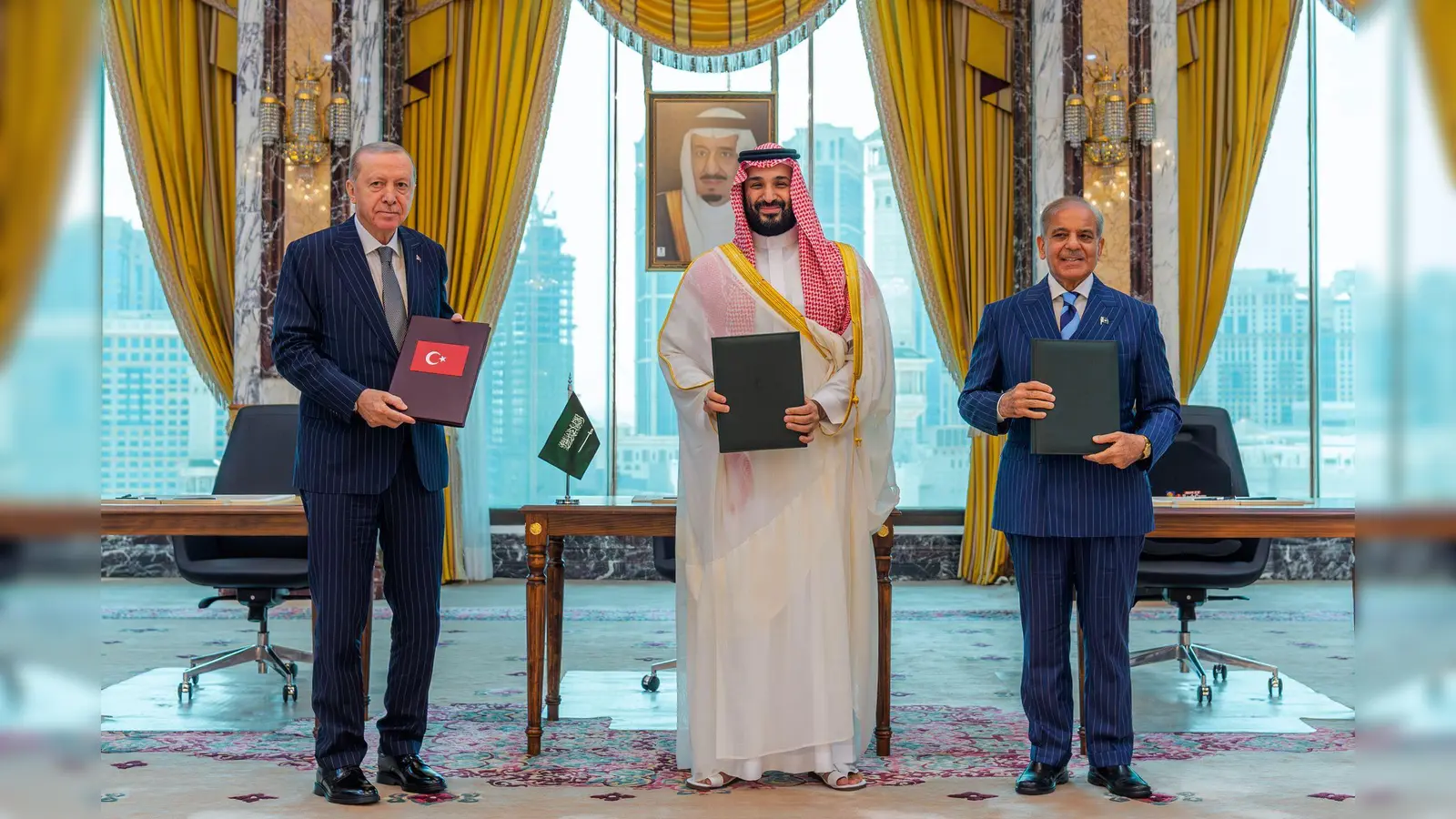 Der türkische Präsident Recep Tayyip Erdogan (l), der saudische Kronprinz Mohammed bin Salman (M) und Pakistans Ministerpräsident Shehbaz Sharif unterzeichneten den Verteidigungspakt in Mekka. (Foto: -/Saudi Press Agency/AP/dpa)