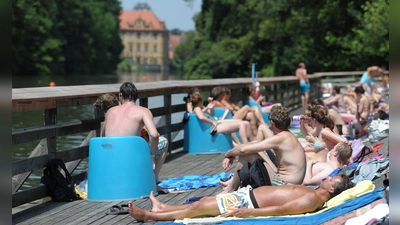 Im Hainbad schwimmt man im Fluss mit schöner Aussicht auf die Bamberger Altstadt. (Archivbild) (Foto: picture alliance / dpa)