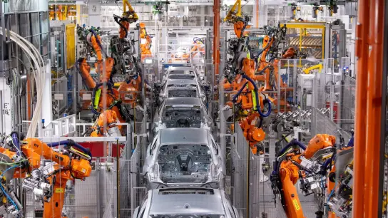 Roboter von arbeiten an der Karosserie von verschiedenen Automobilen. (Foto: Sven Hoppe/dpa/Symbolbild)