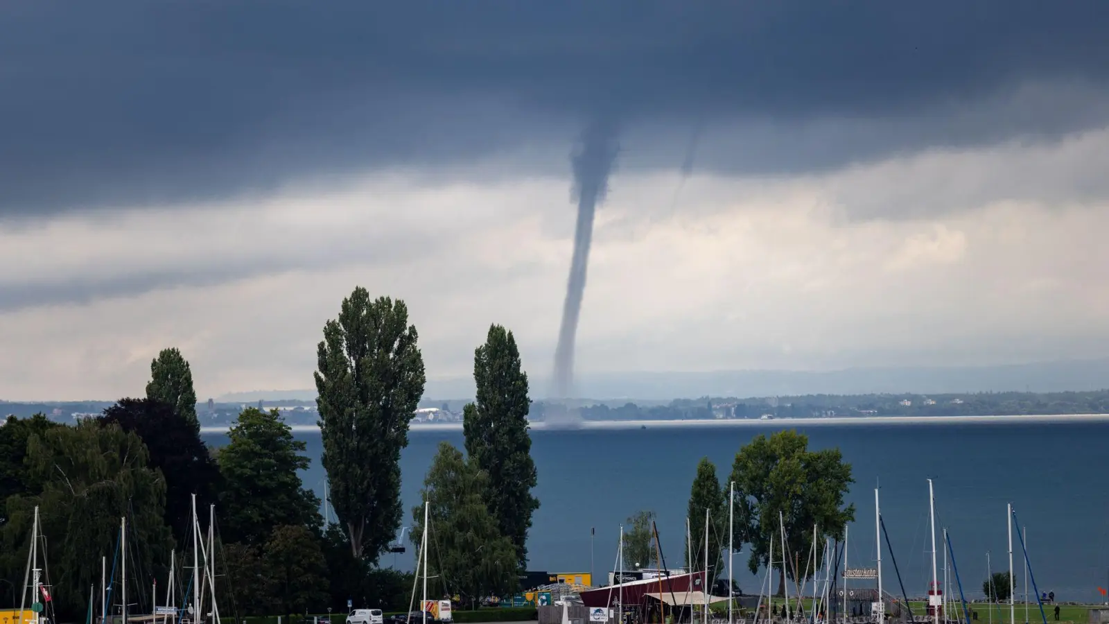 Die Wasserhose war nach Angaben des Deutschen Wetterdienstes etwa eine Stunde zu sehen. (Foto: Raphael Rohner/CH-Media/dpa)