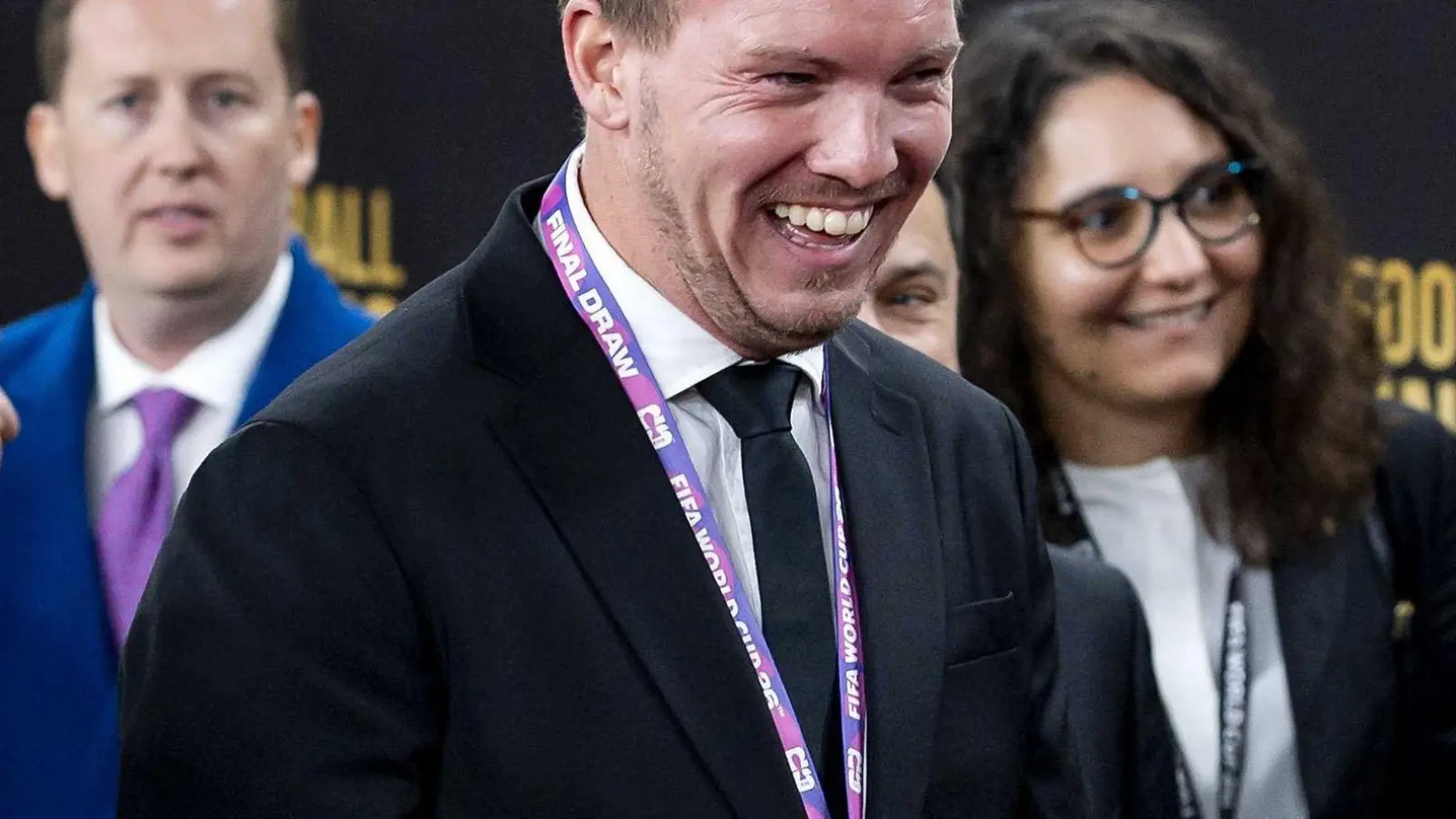 Julian Nagelsmann lacht auf seinem Weg zur Auslosung.  (Foto: Koen Van Weel/ANP/dpa)