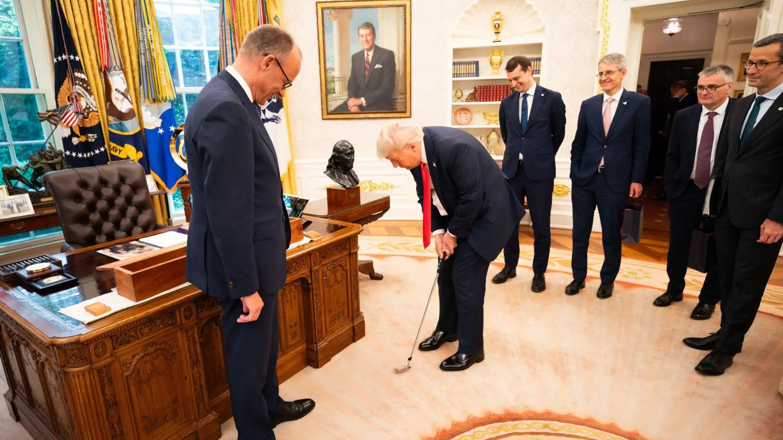 Sporteinlage im Oval Office während des Besuchs des Kanzlers beim US-Präsidenten. (Foto: Steffen Kugler/Bundesregierung/dpa)