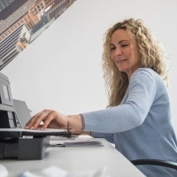 Können Beschäftigte ein häusliches Arbeitszimmer vorweisen, das nahezu ausschließlich beruflich genutzt wird, lassen sich die Anschaffungskosten einer Klimaanlage steuerlich geltend machen. (Foto: Christin Klose/dpa-tmn)