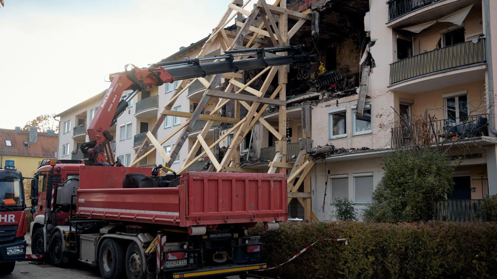 Am Tag nach dem Unglück fanden die Einsatzkräfte zwei Leichen.  (Foto: Tizian Gerbing/dpa)