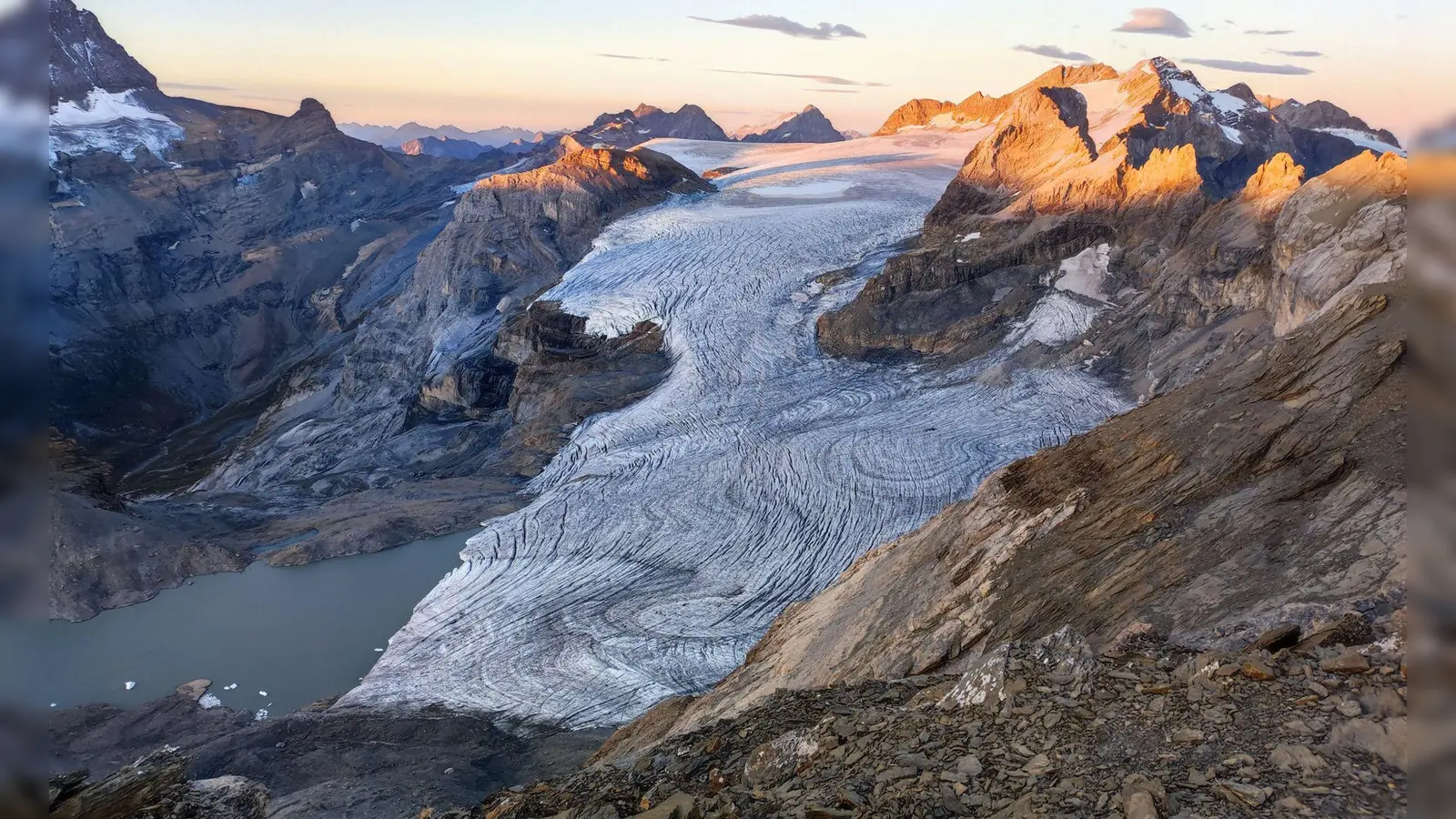 Der Gletscher Claridenfirn im Schweizer Kanton Glarus war im September 2025 komplett schneefrei. (Foto: Matthias Huss/Glamos Gletschermessnetz/Akademie der Naturwissenschaften Schweiz (SCNAT)/dpa)