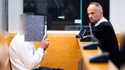 Der Angeklagte (links) sitzt im Gerichtssaal im Landgericht Hannover neben seinem Verteidiger Marcin Raminski.  (Foto: Michael Matthey/dpa)