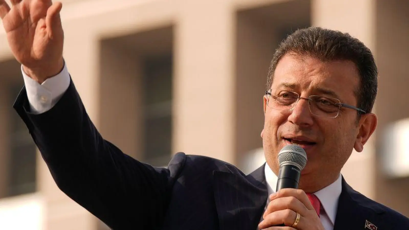 Seit der Verhaftung des CHP-Politikers Imamoglu gibt es immer wieder Razzien gegen Anhänger der größten Oppositionspartei in der Türkei. (Archivbild) (Foto: Emrah Gurel/AP/dpa)