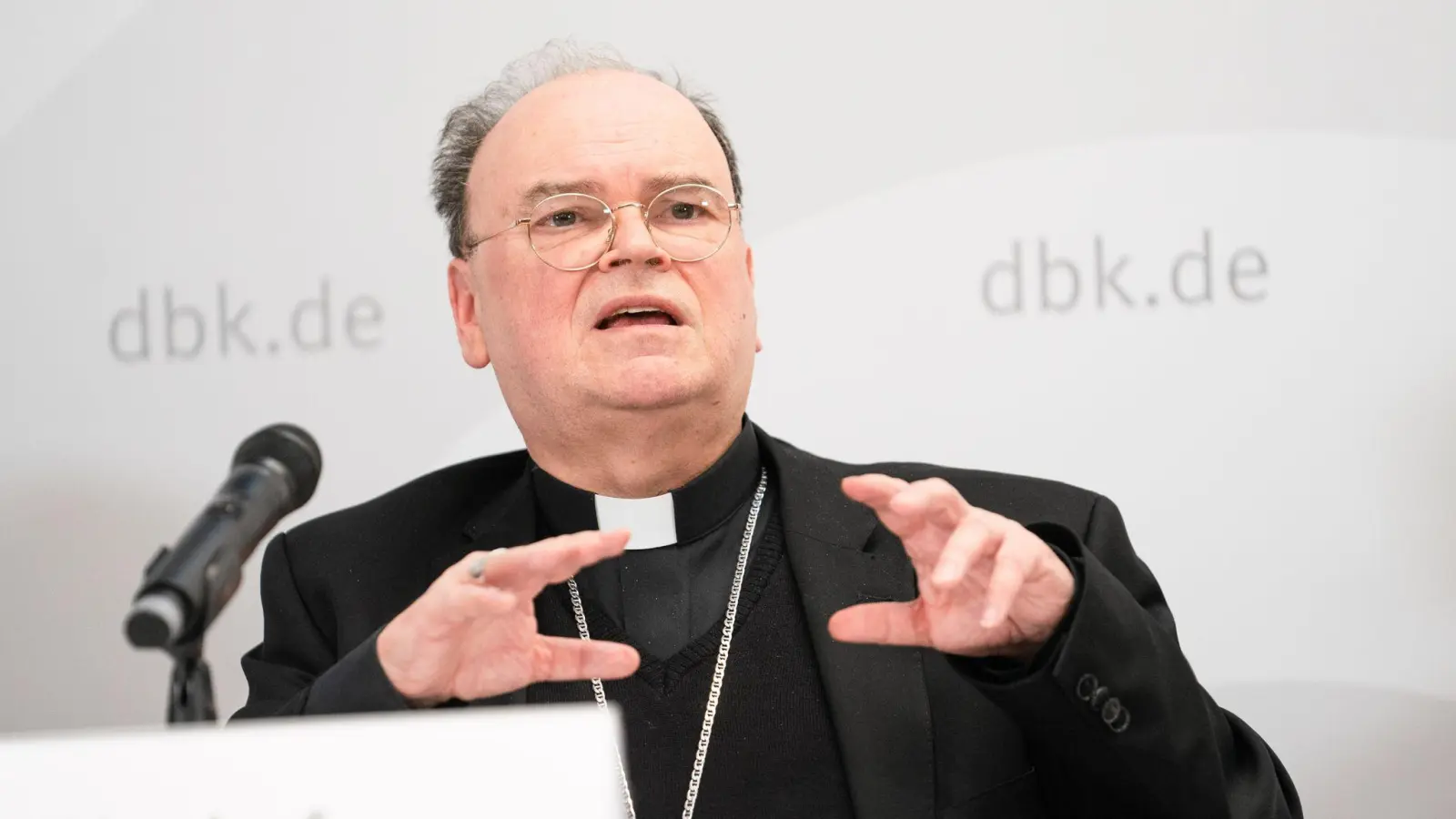 Der Augsburger Bischof Bertram Meier spricht bei einer Pressekonferenz. (Foto: Nicolas Armer/dpa/Archivbild)