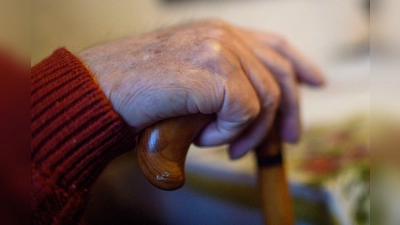 Das bayerische Landespflegegeld wird halbiert. (Symbolbild) (Foto: Klaus-Dietmar Gabbert/dpa)