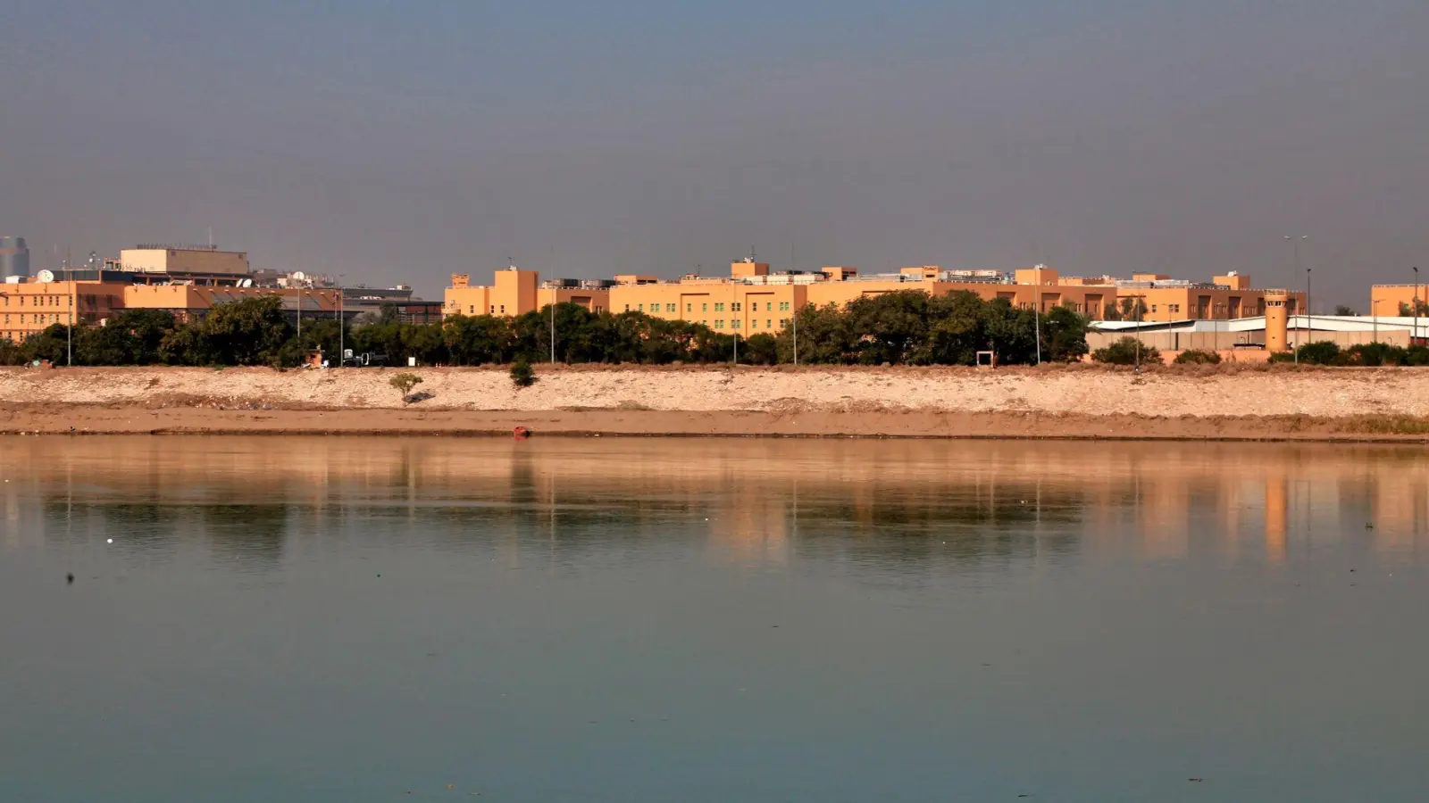 Die USA reduzieren aus Sicherheitsgründen Botschaftspersonal im Irak. (Archivbild) (Foto: Khalid Mohammed/AP/dpa)