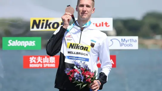 Florian Wellbrock präsentiert seine Bronzemedaille. (Foto: Ian MacNicol/dpa)