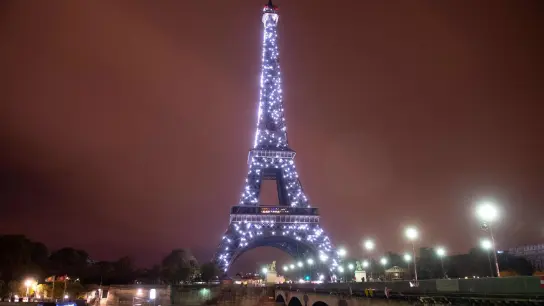Bislang leuchtete der Eiffelturm in Paris bis tief in die Nacht, aber künftig gehen die Lichter wegen der Energiekrise bereits um 23.45 Uhr aus. (Foto: Saul Loeb/AFP/dpa)