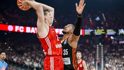Der FC Bayern München um Justus Hollatz (l) und Ratiopharm Ulm mit Karim Jallow lieferten sich eine packende dritte Final-Partie. (Foto: Harry Langer/dpa)