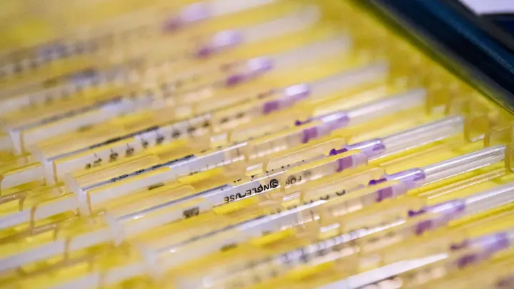 Impfspritzen liegen in einem Corona-Impfzentrum auf einem Tisch. (Foto: Fabian Sommer/dpa/Symbolbild)