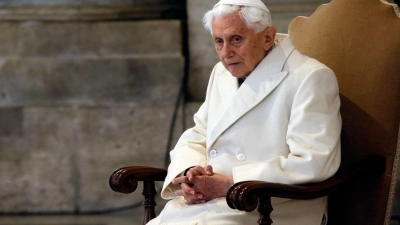 Lebt seit seinem Rücktritt 2013 relativ abgeschieden in einem Kloster im Vatikan: Papst Benedikt XVI. (Foto: Gregorio Borgia/AP/dpa)