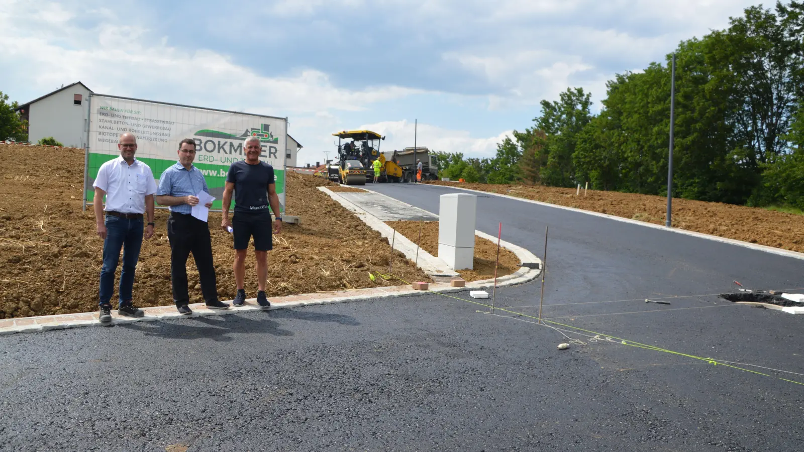 Freuten sich am Mittwochnachmittag auf das nahende Ende der Erschließungsarbeiten: Stadtbaumeister Jürgen Hofmann, Bürgermeister Wolfgang Lampe und Bauunternehmer Andreas Bokmeier (von links). (F.: J. Zimmermann)