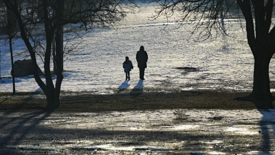 Noch ist der Winter nicht vorbei. In Teilen Bayerns könnte es wieder leicht schneien. (Archivbild) (Foto: Malin Wunderlich/dpa)