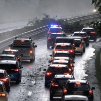 Die Polizei leitet den Verkehr auf der Bundesstraße 4 bei Erlangen-Tennenlohe an umgestürzten Bäumen vorbei. (Foto: Bernd März/Fotoreportextremwetter.tv/dpa)