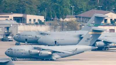Eine Maschine der United States Air Force rollt auf der US-Air Base Ramstein zum Start. Zahlreiche Verteidigungsminister und ranghohe Militärs beraten erneut über weitere Unterstützung der Ukraine. (Foto: Boris Roessler/dpa)