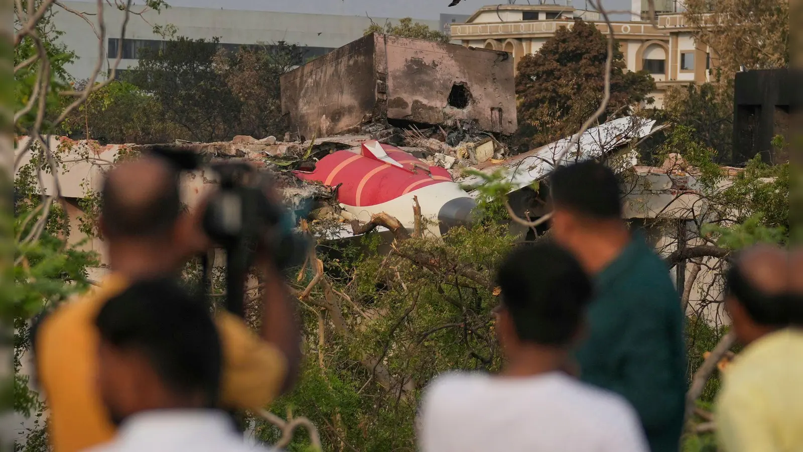 Das Flugzeug war kurz nach dem Start in ein Wohngebiet gestürzt. (Archivbild) (Foto: Rafiq Maqbool/AP/dpa)