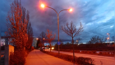 Stück für Stück sollen im gesamten Stadtgebiet in der Nacht die Straßenbeleuchtungen ausgeschaltet werden. Ausgenommen von dieser Regelung sind Straßen, die für den Verkehr wichtig sind. (Foto: Jim Albright)