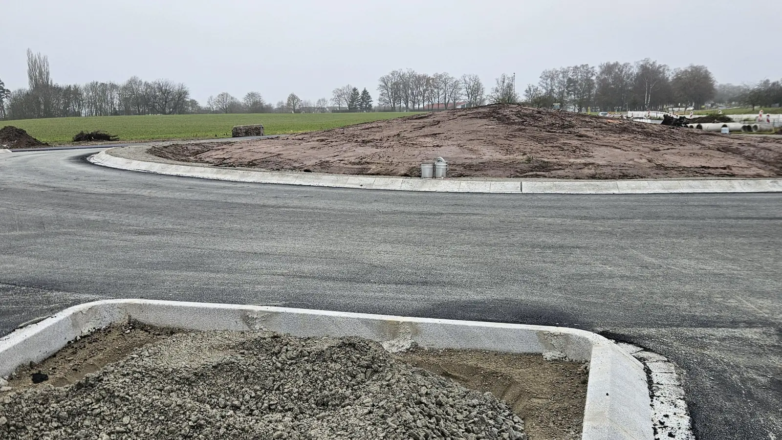 Ist jetzt befahrbar: Der neue Kreisverkehr auf der Staatsstraße 2246 am östlichen Ortsrand von Leutershausen. (Foto: Wolfgang Grebenhof)