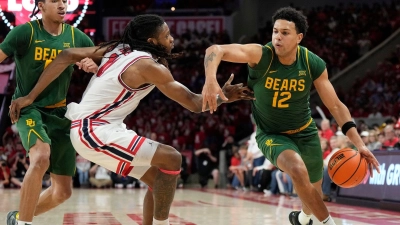 Alba-Neuzugang Michael Rataj (r.) war zuletzt in den USA für die Baylor University im Einsatz (Archivbild) (Foto: Karen Warren/FR172172 AP/AP/dpa)