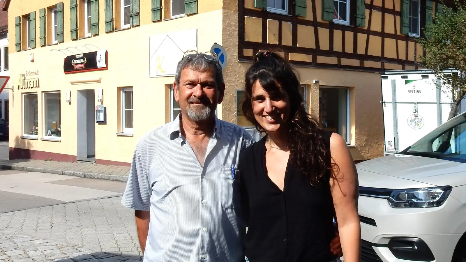 Yael und Ilan Wohlfarth vor dem Haus ihrer Ahnen in der Dinkelsbühler Straße. (Foto: Hans-Dieter Lechner)