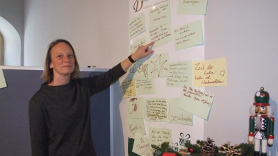 Die Leiterin des Dinkelsbühler Hauses der Geschichte, Ute Heiß, freut es, dass kleine und große Besuchende mitgemacht und ihre Gedanken zu Weihnachten aufgeschrieben haben. (Foto: Jasmin Kiendl)
