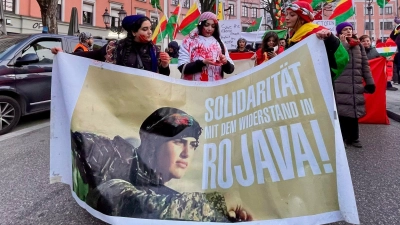 In München versammelten sich mehrere hundert Menschen zu einer Solidaritätskundgebung für die kurdische Selbstverwaltung in Nordsyrien. (Foto: Carsten Hoefer/dpa)