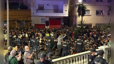 Die Polizei musste die Menge mit zusätzlichen Kräften unter Kontrolle bringen. (Foto: Gabriela Sardá Núñez/EUROPA PRESS/dpa)