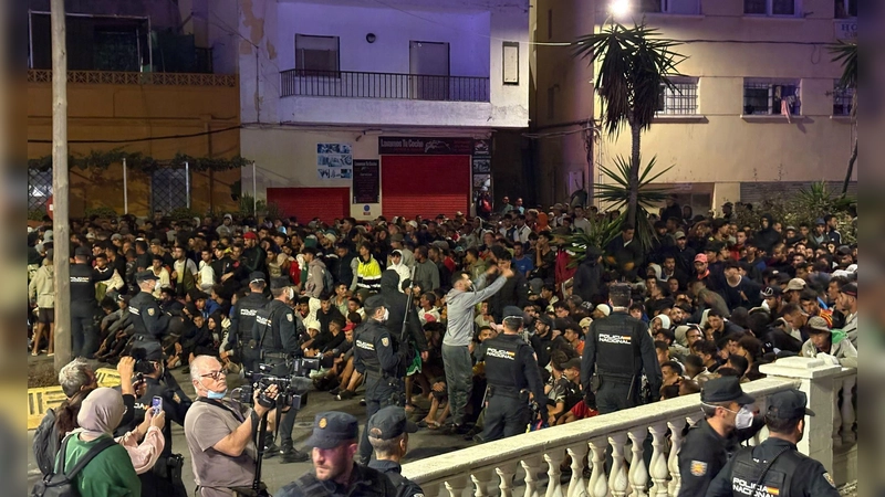 Die Polizei musste die Menge mit zusätzlichen Kräften unter Kontrolle bringen. (Foto: Gabriela Sardá Núñez/EUROPA PRESS/dpa)