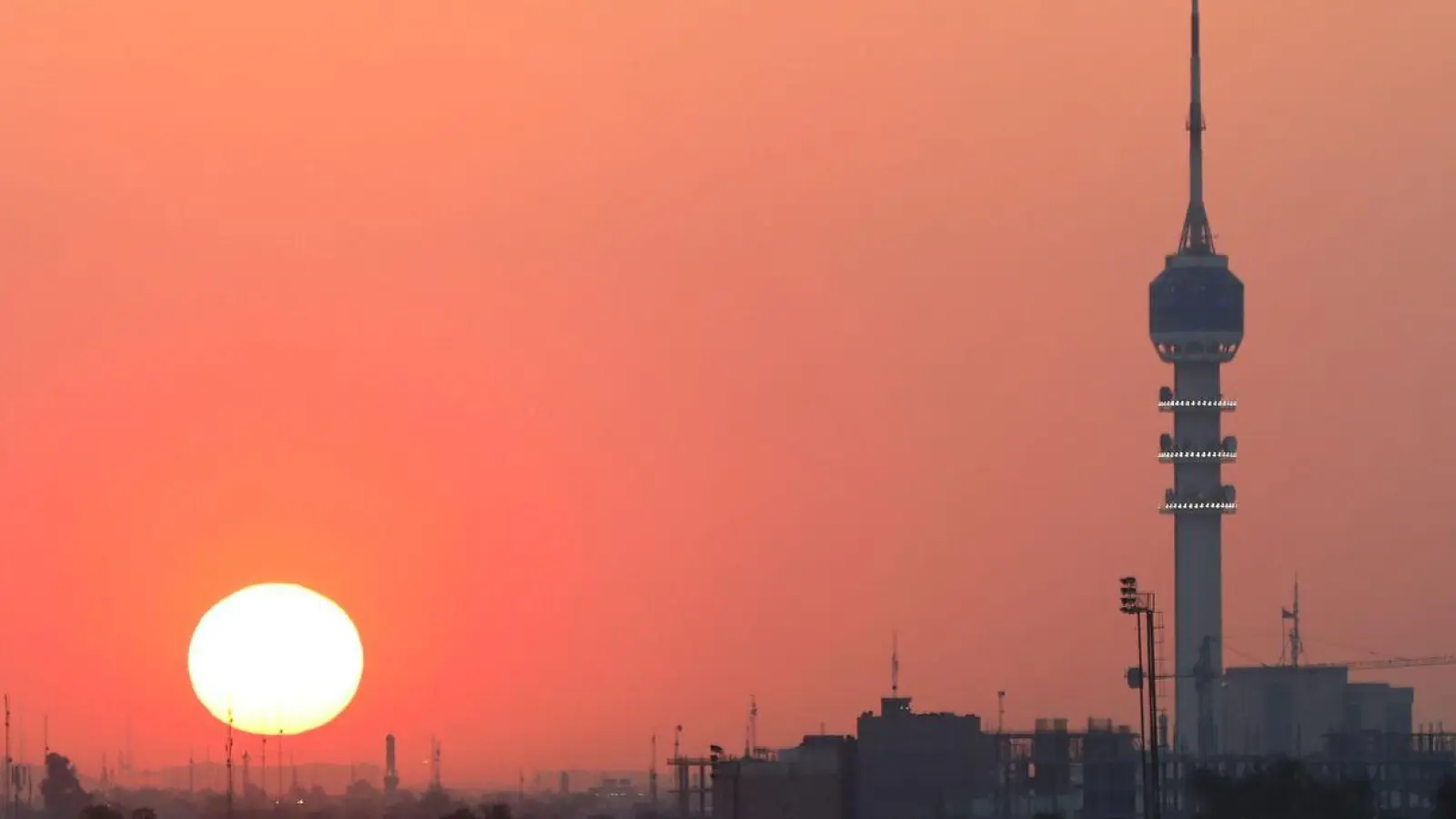 Die Sonne geht hinter der Skyline von Bagdad unter. (Foto: Zhang Miao/XinHua/dpa)