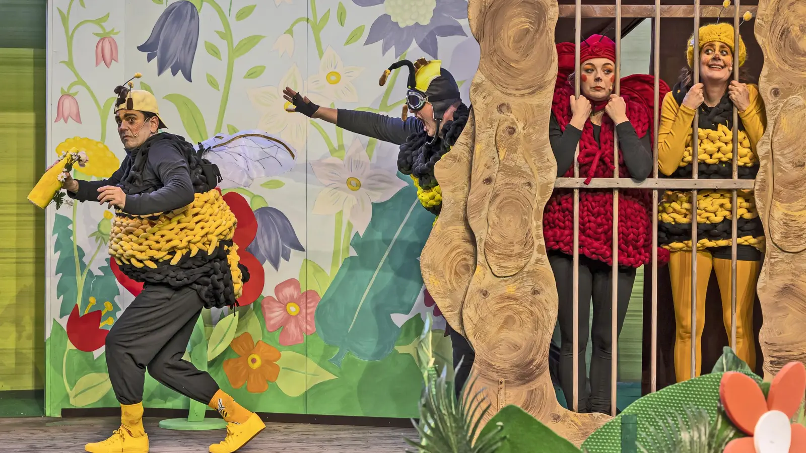 Hubsi Hummel hat sich das wertvolle Gelee Royal geschnappt, um es den Bienen zurückzubringen: eine Szene mit Andreas Peteratzinger als Hubsi, Jan Fritz Meier als Hornisse Horst, Charlotte Schiffler als Marienkäferdame Fridoline und Maike Frank als Biene Maja (von links). (Foto: Landestheater Dinkelsbühl/Hans von Draminski)
