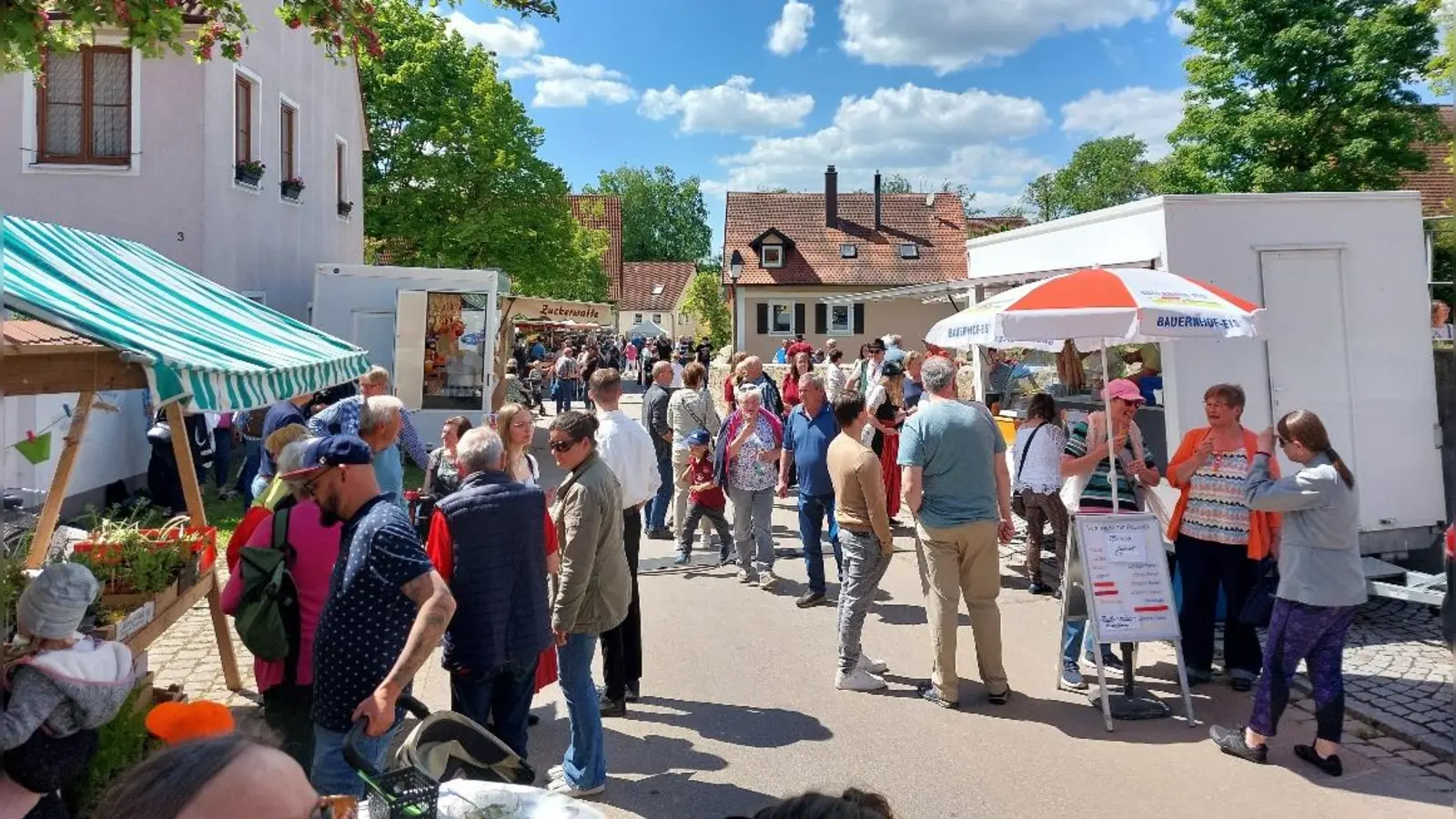 Vielfältige Angebote laden zum Stöbern und Shoppen ein. (Foto: Jürgen Eisen)