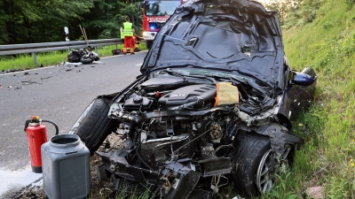 Eine Motorradfahrerin wurde bei dem Unfall lebensgefährlich verletzt.  (Foto: Ralf Hettler/dpa)