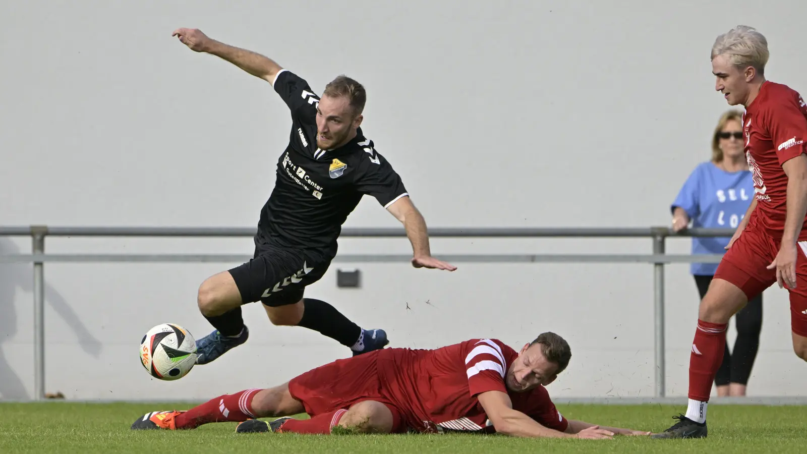Elanvoll: Niklas Rückel (hier Spiel gegen Großschwarzenlohe) war auch gegen den SC 04 Schwabach kaum zu stoppen. (Foto: Martin Rügner)