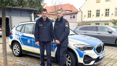 Volker Wäger kam 2017 zur Sicherheitswacht in Ansbach. Hier tauscht er sich mit dem Leiter der Polizeiinspektion, Dieter Hegwein, aus. (Foto: Oliver Herbst)