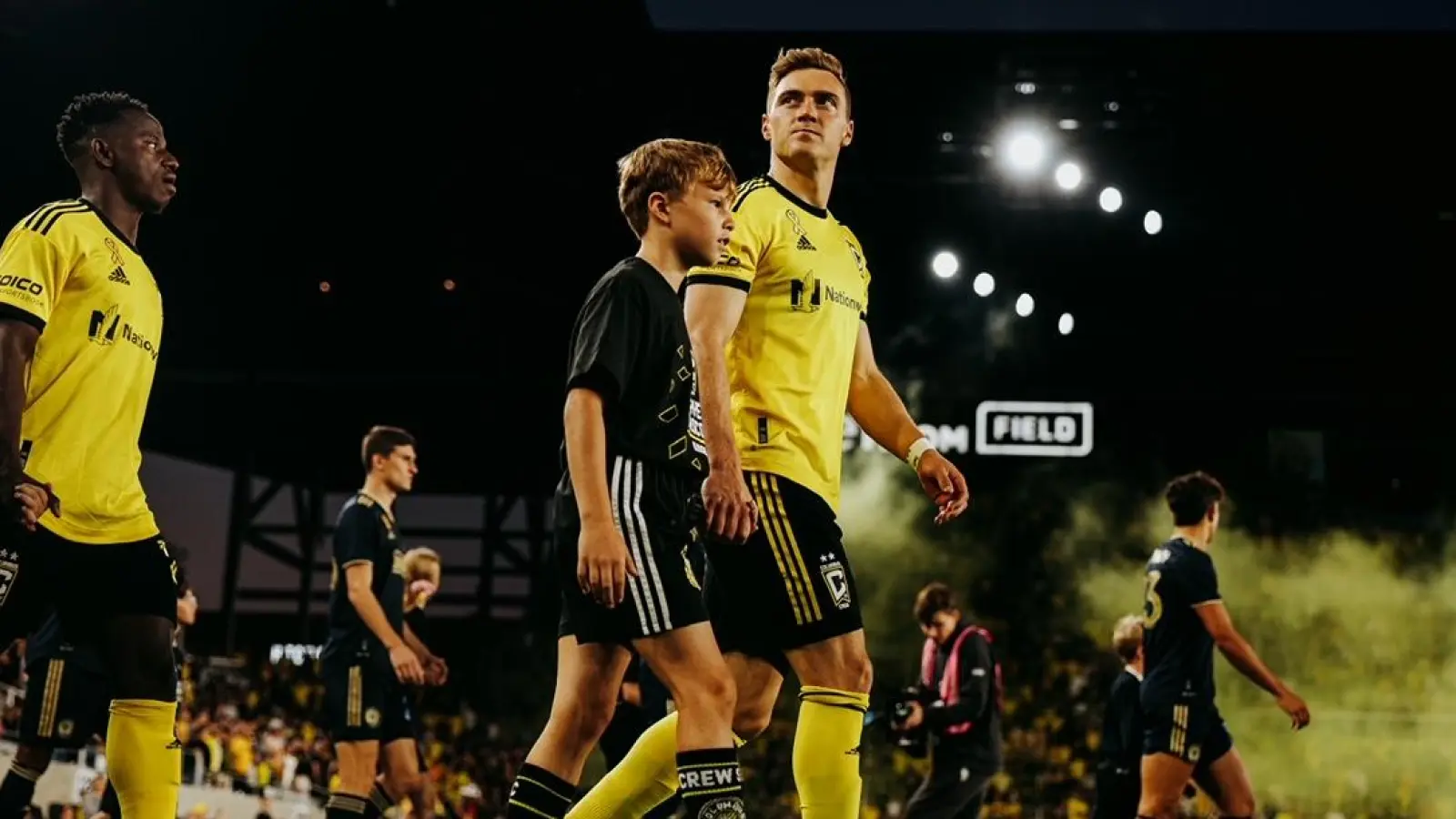 You&#39;ll never walk alone: Julian Gressel mit Einlaufkind in neuer Umgebung im Stadion von Columbus. (Foto: Columbus Crew)