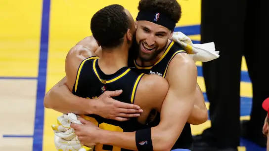 Klay Thompson (r) umarmt Stephen Curry nach dem Sieg der Warriors gegen die Dallas Mavericks. (Foto: John Hefti/AP/dpa)