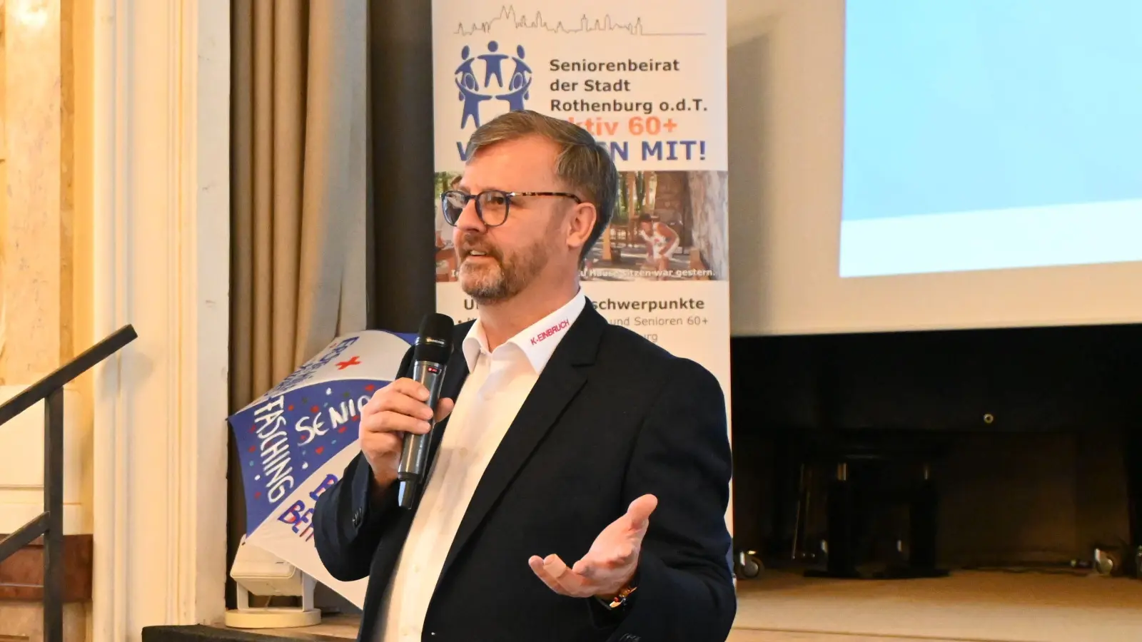 Beim Rothenburger Seniorenbeirat erklärte Kriminalhauptkommissar Armin Knorr, wie man am Telefon kein Geld verliert. (Foto: Luca Paul)