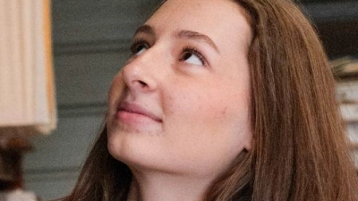 Celine Köster, Auszubildene zur Fliesen- und Mosaiklegerin, hat sich nach ihrem Hauptschulabschluss dazu entschieden, ein Freiwilliges Handwerksjahr (FHJ) zu absolvieren.  (Foto: Zacharie Scheurer/dpa-tmn)