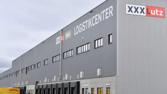 &quot;Logistikcenter&quot; steht an der Fassade des XXXLutz E-Commerce-Logistikzentrums am &quot;Erfurter Kreuz&quot;. (Foto: Martin Schutt/dpa-Zentralbild/dpa/Bildarchiv)