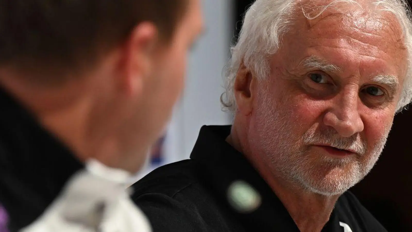 Homeground statt Allianz Arena: Bundestrainer Julian Nagelsmann (l) und Sportdirektor Rudi Völler schauen das Champions-League-Finale nicht vor Ort, sondern im Kreise der Nationalmannschaft. (Foto: Federico Gambarini/dpa)
