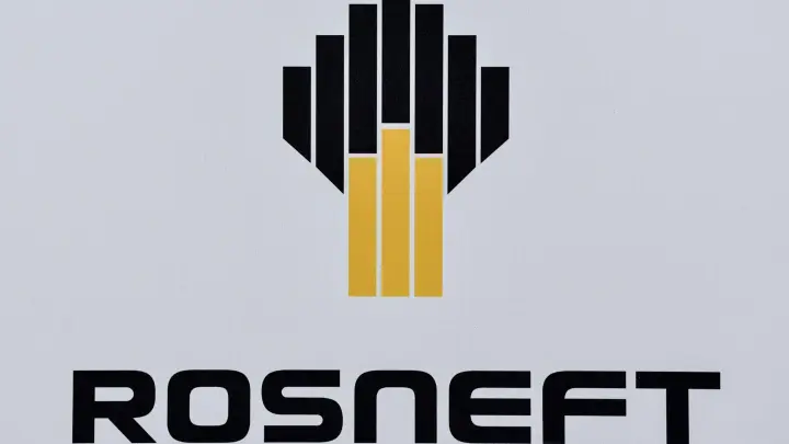 Das Logo des russischen Ölkonzerns Rosneft, fotografiert in der PCK-Raffinerie in Schwedt an der Oder. (Foto: Patrick Pleul/dpa-Zentralbild/dpa)