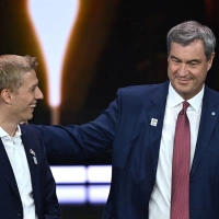Bayerns Ministerpräsident Markus Söder und Münchens Oberbürgermeister Dominik Krause freuen sich über den Zuschlag für München. (Foto: Marijan Murat/dpa)