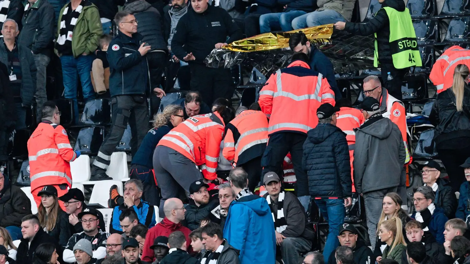 Nach dem medizinischen Notfall beim Spiel zwischen Eintracht Frankfurt und dem 1. FC Köln ist der betroffene Zuschauer gestorben. (Foto: Uwe Anspach/dpa)