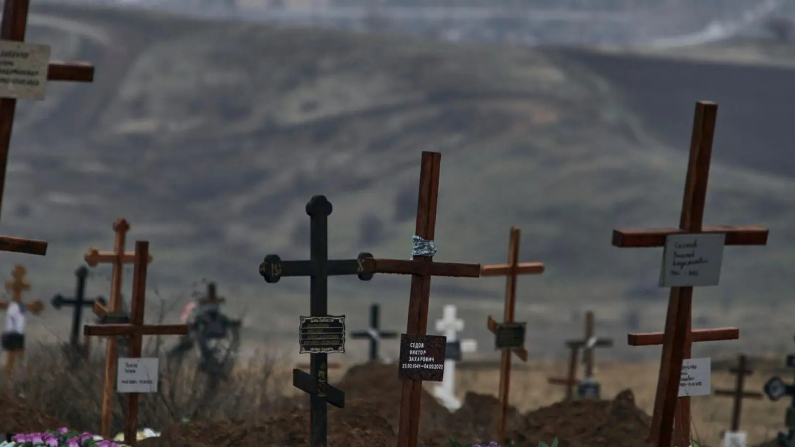 Gräber von gefallenen Soldaten auf einem Friedhof. (Foto: Libkos/AP/dpa)