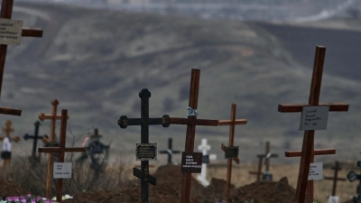 Gräber von gefallenen Soldaten auf einem Friedhof. (Foto: Libkos/AP/dpa)
